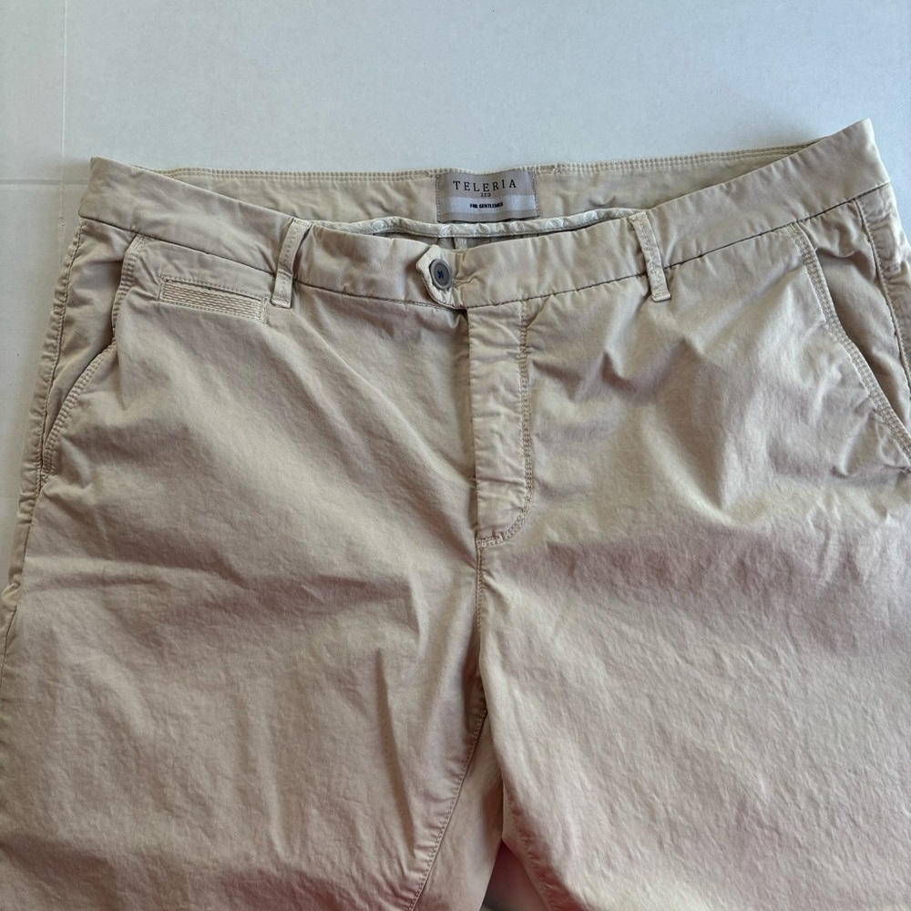 Teleria Jed men’s chino pants. Button zip closure.‎ Size 40. Made in Italy.